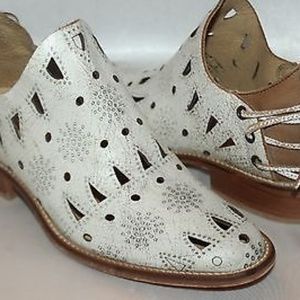 Musse & Cloud "Coolise" Leather Cut Out Ankle Bootie White . Sz8